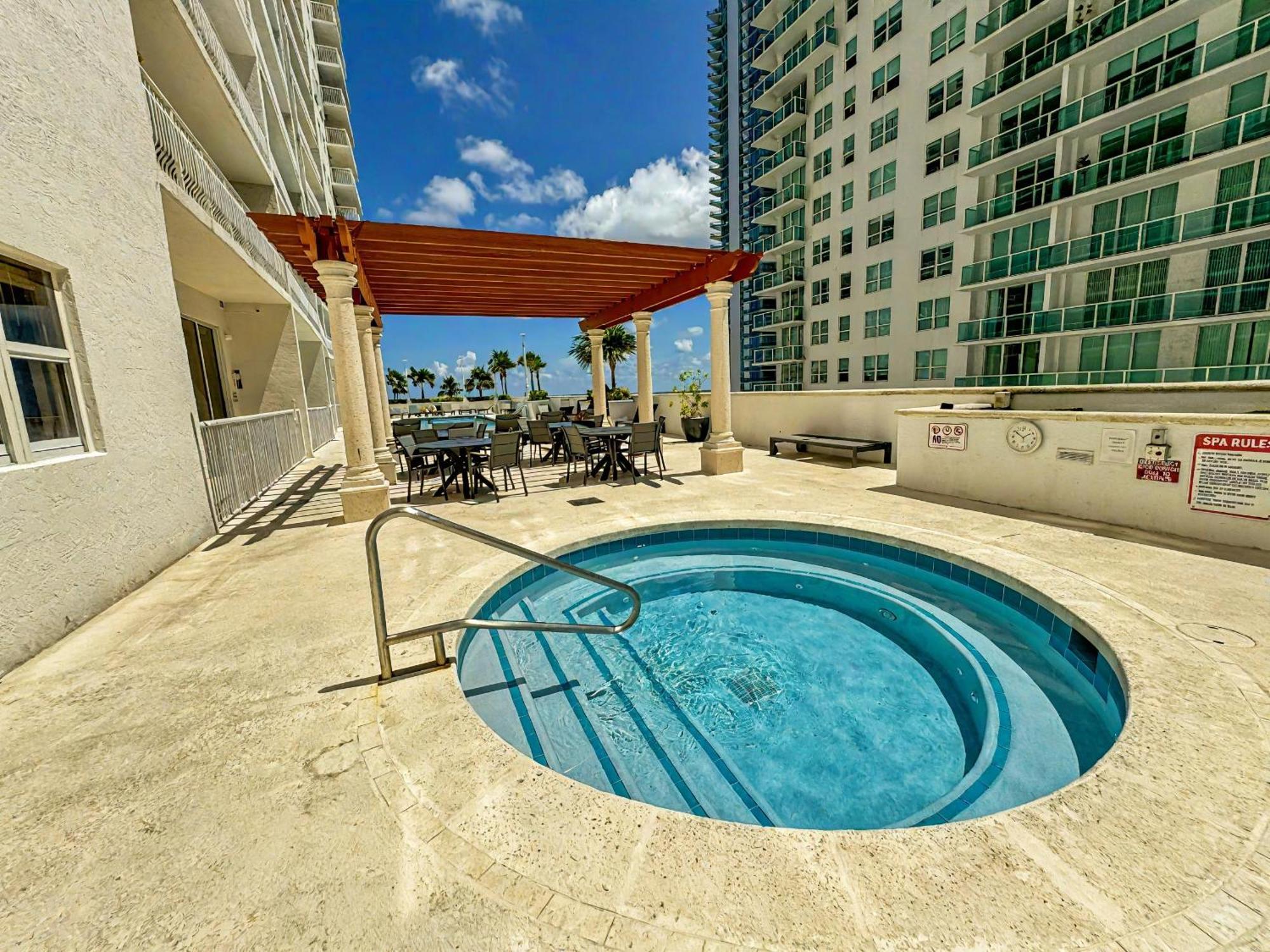 Elegant Centric Vibrant Pool Jacuzzi Free Parking Apartman Miami Kültér fotó